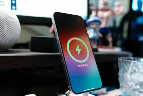 右玉苹果15换屏服务分享用什么充电器给iPhone15充电更好 